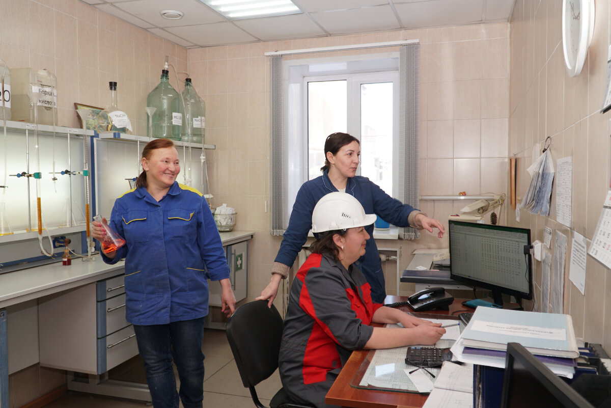 Лаборанты Татьяна Соловьёва (слева), Екатерина Маслюк и контрольный мастер Оксана Кутузова в сменной лаборатории.
