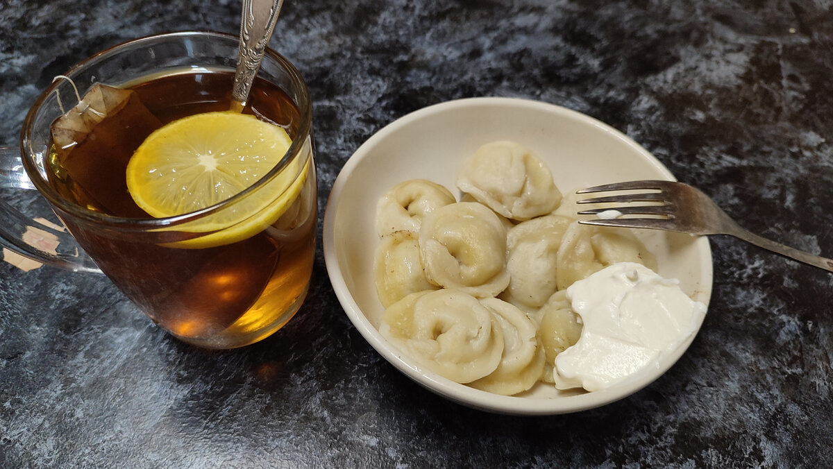 Мой скромный ужин, пельмени со сметаной и чай с лимоном. 