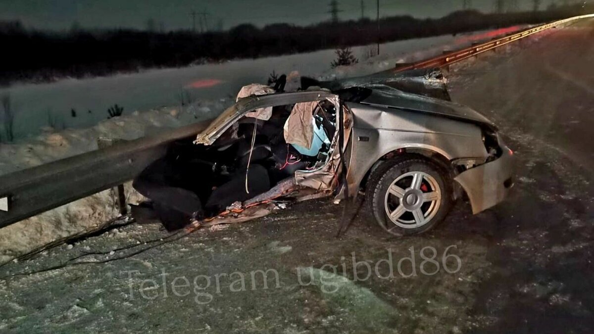     Четыре человека погиб в аварии на федеральной трассе Тюмень — Ханты-Мансийск. В среду вечером на 724-м километре трассы столкнулись легковой автомобиль Lada и грузовик MAN.