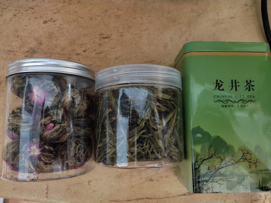 Допустим, вы знали, что любимый многими (и мной тоже) "молочный улун" (слева), который в данной подаче ещё раскрывается цветочком при заваривании, считается не таким уж и хорошим чаем. А тот, что посередине, просто длинные чайные листочки, и стоит дороже, и вкус очень необычный у него.