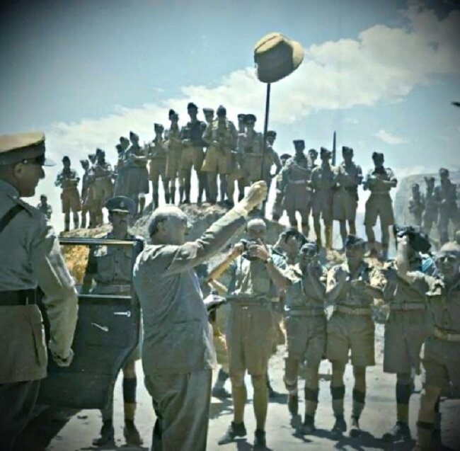 Уинстон Черчилль выступает перед победоносными войсками союзников на древних римских руинах в Тунисе, июнь 1943 года. 