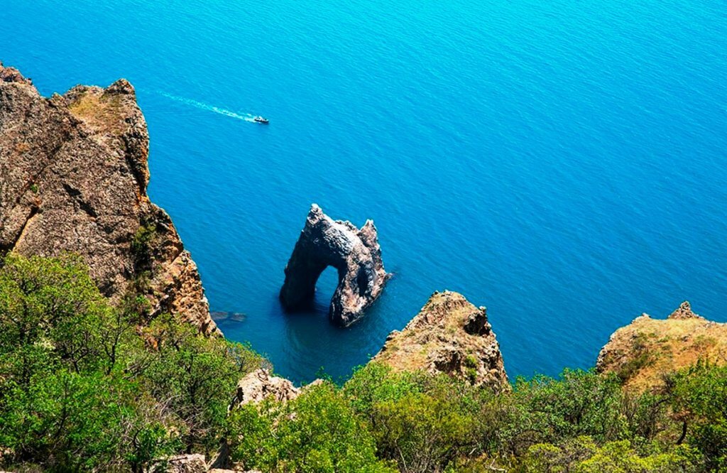 Вид с вулкана Карадаг на море и Золотые ворота. Фото из открытого доступа