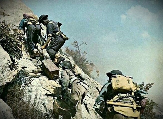 Войска союзников взбираются на гору во время битвы за Монте Кассино. 1943 год