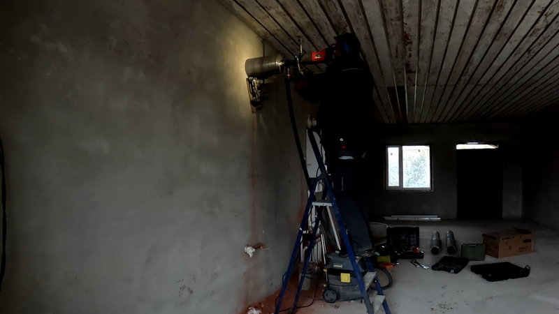 Начал сверлить стену