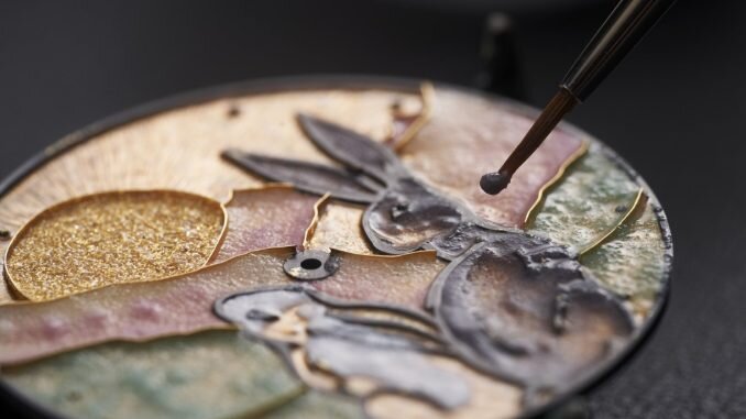 Эмаль наносится в пять слоёв для заполнения всех цветных ячеек. 