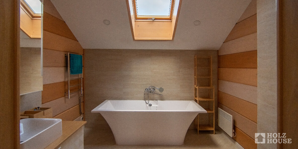 Мансардное окно в ванной комнате дома из клееного бруса по проекту "Валенсия"