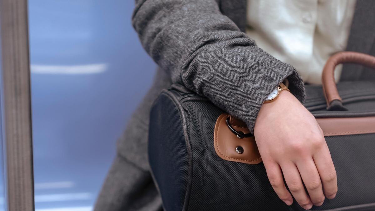    Мужчина сидит с сумкой:pexels.com