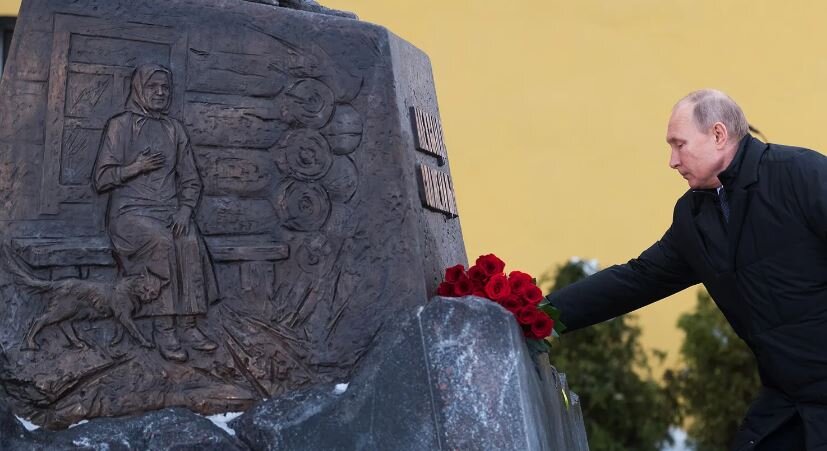 Путин возлагает цветы Солженицыну (иллюстрация из открытых источников)