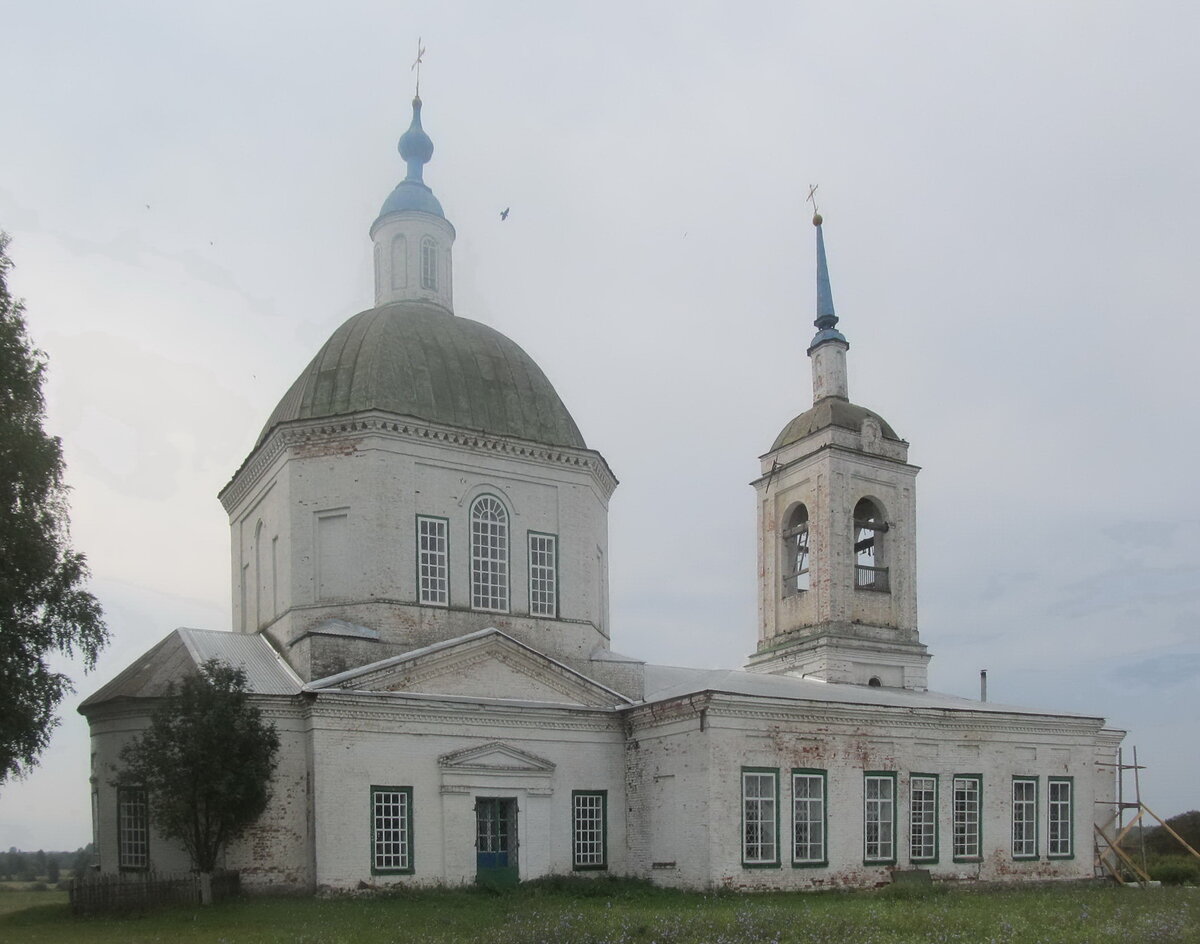 Петропавловская церковь в селе Улеш.


