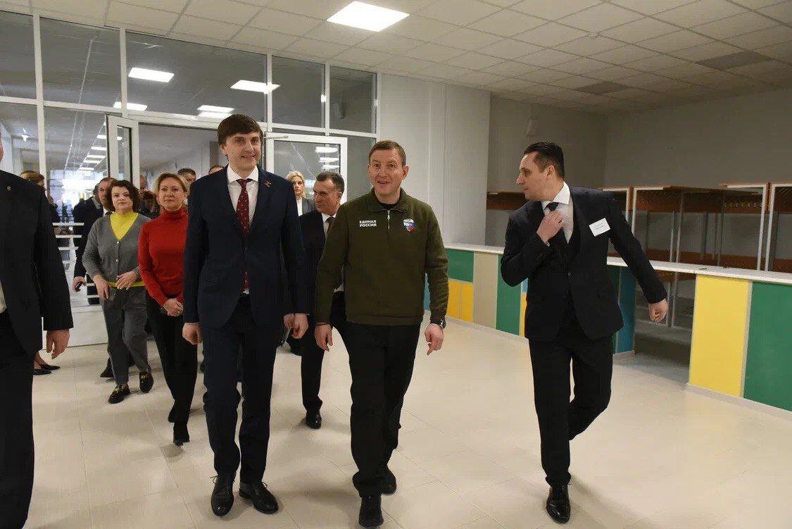    В Брянске толпа чиновников и депутатов во главе с федеральным боссом «Едра» Турчаком и министром образования РФ Кравцовым открыли школу №72 avchernov