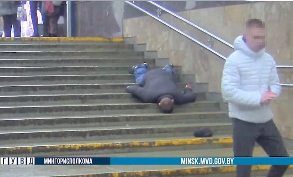     Фигурант сбросил мужчину с лестницы и сбежал. Фото: стоп-кадр | видео ГУВД Мингорисполкома
