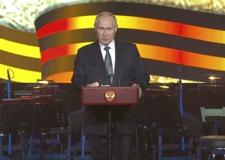    Путин: России снова угрожают немецкими танками с крестами. Нам есть, чем ответить