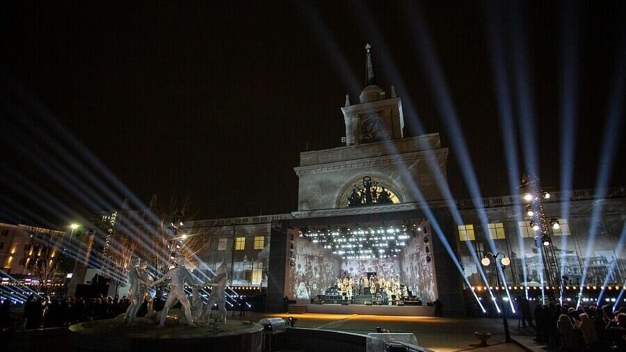     В Волгограде состоялся спектакль-концерт «Живые и Мертвые» под руководством народного артиста СССР Юрия Башмета. Постановку показали на отстроенной сцене у центрального вокзала.
