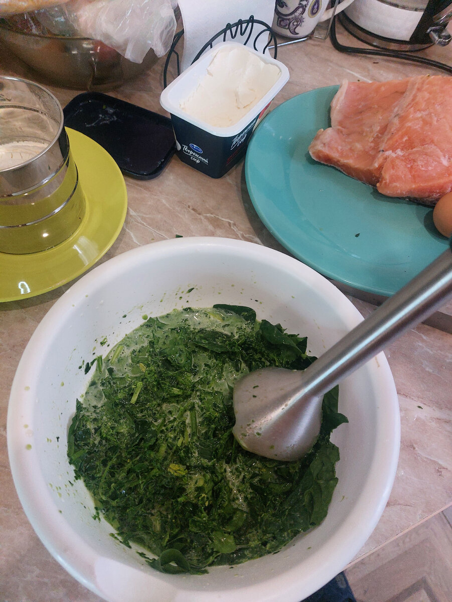 Зелень мелко порезать, высыпать в чашку , добавить сах.зам и вылить молоко. Всё взбить блендером до однородной массы.