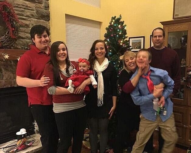 Слева направо: Джеффри, Анна с дочерью, Меган, Мелинда, Кайл и Брюс. Источник фотографии: expressdigest.com