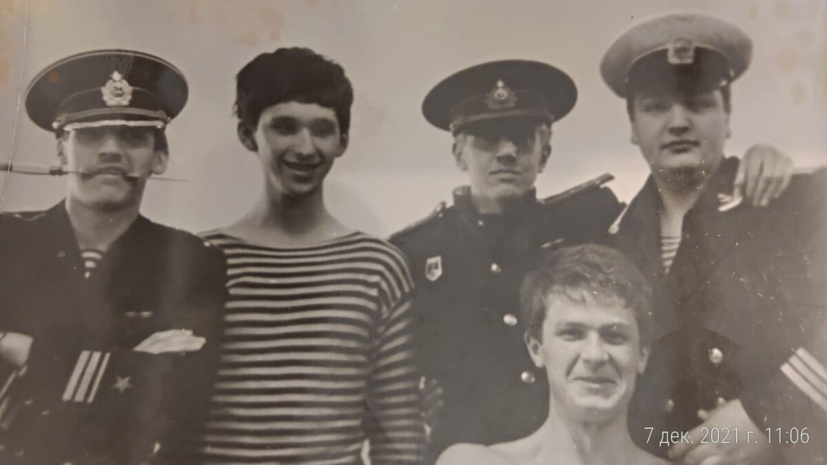 Слева направо: курсанты Зборацкий, Никулин, Зборовский, Бузмаков и Андрей Замотаев (неравнодушный). Не чересчур ли буквально влезли в шкуру командира? 1984 год.