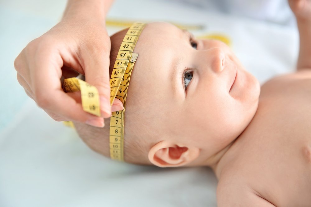 Измерение окружности головы новорожденного. Измерение окружности головы грудного ребенка. Антропометрия новорожденного окружность головы. Измерение окружности головы ребенка до года.
