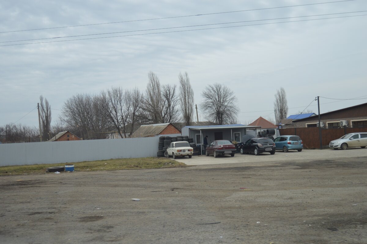 Фото автора. 01.02.2023. Шиномонтаж. Было время когда шины монтировали сами, главным было оторвать покрышку от диска.