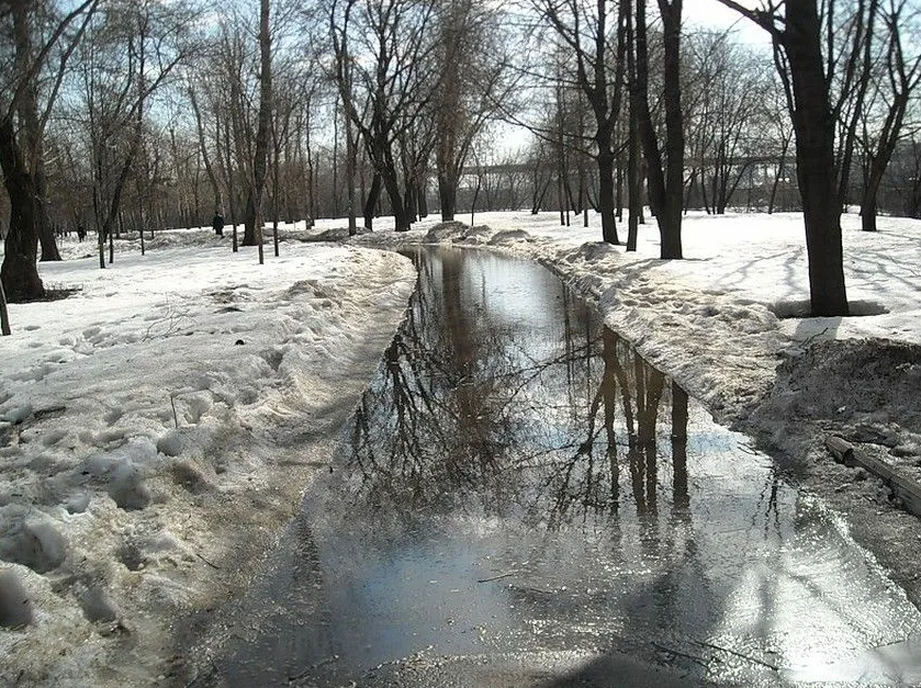 Оттепель зимы в городе. Таяние снега в городе. Весна таяния снега в городу. Тает снег. Весна ручьи в городе.