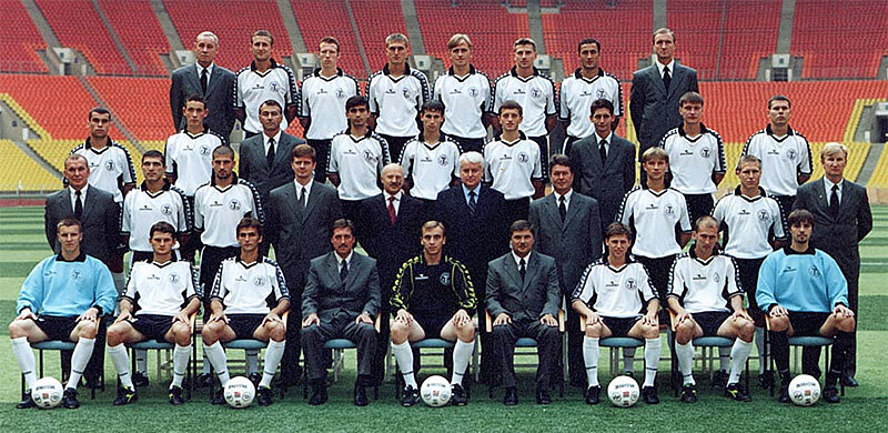 «Торпедо» образца сезона 2002 года. 
Верхний ряд (слева направо): Анатолий Зарапин (тренер вратарей). Максим Аристархов, Виктор Болихов, Владимир Кузьмичёв, Александр Лухвич, Александр Ширко, Эдики Саджая, Юрий Миронов (тренер).
Второй ряд сверху (слева направо): Сергей Будылин, Игорь Лебеденко, Александр Гостенин (тренер), Беслан Аджинджал, Виталий Волков, Карен Оганян, Сергей Агашков (тренер), Марат Махмутов, Константин Зырянов.
Третий ряд сверху (слева направо): Анатолий Прояев (врач), Альберт Саркисян, Никола Йолович, Алексей Завгородний (массажист), Владимир Алёшин (председатель Совета директоров), Виктор Калюжный (заместитель министра иностранных дел РФ), Александр Петров (массажист), Станислав Лобан, Андрей Малай, Николай Солдатов (администратор).
Нижний ряд (слева направо): Дмитрий Бородин, Александр Горин, Владимир Леонченко, Сергей Петренко (главный тренер), Валерий Воробьёв, Юрий Мишин (начальник команды), Игорь Семшов, Сергей Кормильцев, Илья Абаев.