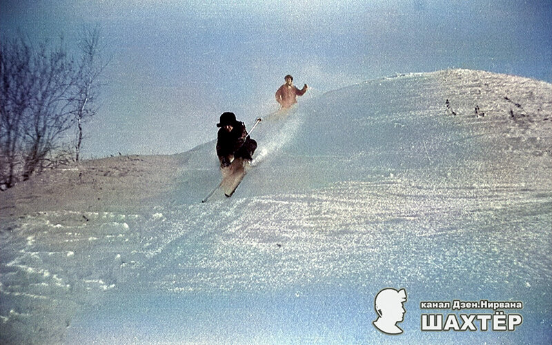 Фото автора. Мои друзья прокладывают с горы новую трассу для скоростного спуска.