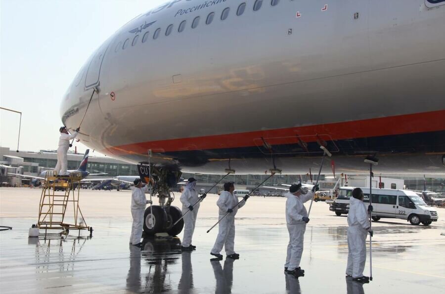 Не задумывались, сколько стоит мойка самолёта? | TravelManiac | Дзен