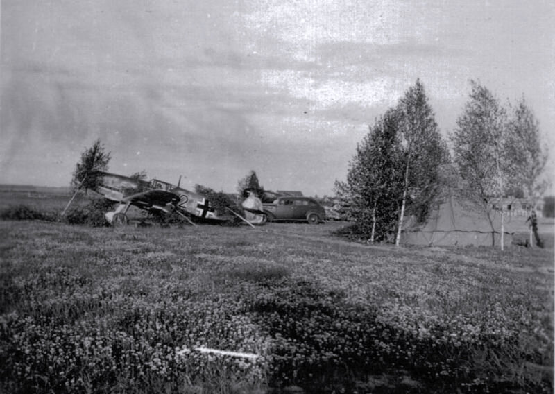 Маскировка немецкого полевого аэродрома. Источник фото: https://waralbum.ru/