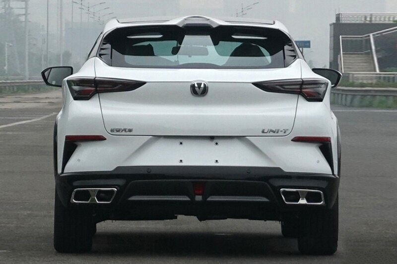 На фото: обновленный кроссовер Changan Uni-T 2023 модельного года