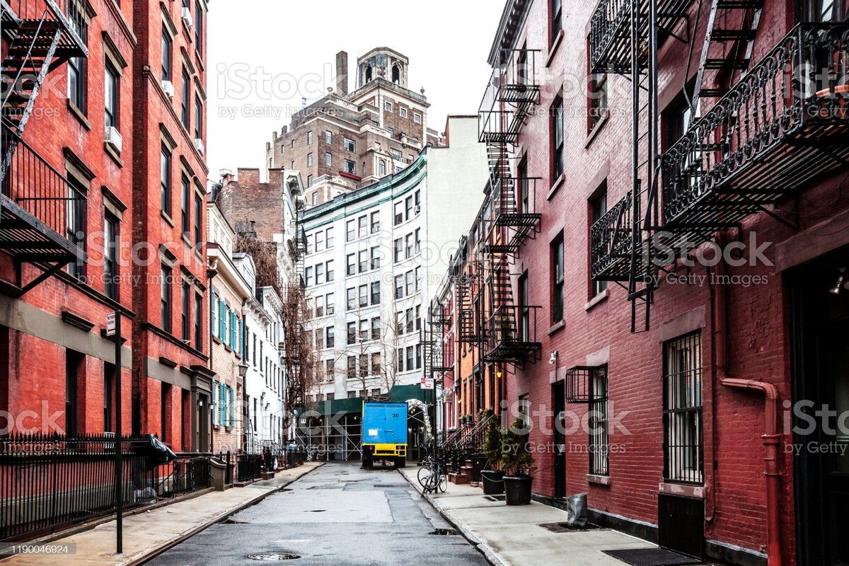 Нью-Йорк — один из самых известных и культовых городов мира, известный своими захватывающими дух небоскребами, богатым культурным наследием и шумной атмосферой. Расположенный на восточном побережье США, это крупнейший город страны, а также центр торговли, развлечений и туризма. Жители города приезжают со всего мира, что делает его одним из самых разнообразных городов на планете. Город был основан в 1624 году как голландский торговый пост и с тех пор превратился в глобальный мегаполис. Здесь находятся одни из самых известных достопримечательностей мира, в том числе Статуя Свободы, Центральный парк и Эмпайр-стейт-билдинг. Нью-Йорк также известен своей культовой архитектурой, начиная от неоготического стиля собора Святого Иоанна Богослова и заканчивая гладкими современными линиями Всемирного торгового центра. Одной из величайших достопримечательностей города является его богатое культурное наследие. Нью-Йорк является домом для многочисленных музеев, в том числе Метрополитен-музея, Музея современного искусства и Американского музея естественной истории. Город также известен своей театральной сценой мирового класса, бродвейские постановки которой привлекают зрителей со всего мира. Несмотря на свою репутацию динамичного города с высоким уровнем стресса, в Нью-Йорке также есть оживленная гастрономическая сцена. От уличной еды до высококлассных ресторанов, город предлагает широкий выбор блюд на любой вкус и кошелек. Некоторые из самых известных блюд города включают пиццу, рогалики и хот-доги. Город также является центром торговли и финансов, а Нью-Йоркская фондовая биржа является одной из крупнейших фондовых бирж в мире. Штаб-квартиры многих крупнейших мировых корпораций находятся в Нью-Йорке, в том числе Citigroup, JPMorgan Chase и Goldman Sachs. Город также является домом для многочисленных стартапов и инновационных компаний, что делает его центром предпринимательства и инноваций. Несмотря на множество достопримечательностей, Нью-Йорк не лишен проблем. Город борется с высоким уровнем преступности, бездомностью и неравенством доходов, а стоимость жизни является одной из самых высоких в стране. Однако эти проблемы компенсируются множеством возможностей города и его статусом мирового центра торговли и культуры. В заключение хочу сказать, что Нью-Йорк — это город мечты, где все возможно, а пределов нет. Благодаря своему богатому культурному наследию и оживленной торговле, этот город действительно воплощает в себе американский дух. Независимо от того, являетесь ли вы резидентом или гостем, Нью-Йорк — это город, который произведет на вас хорошее впечатление и куда вы всегда захотите вернуться.