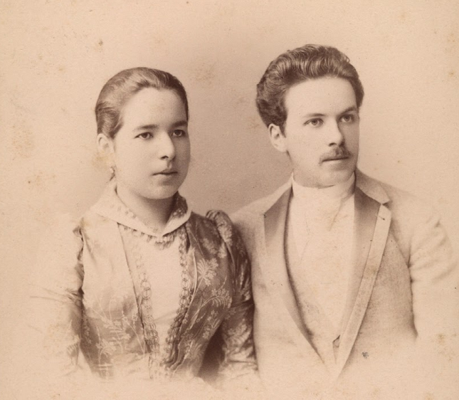 Эти платья, скорее всего носила Александра Мефодиевна, мать Веры