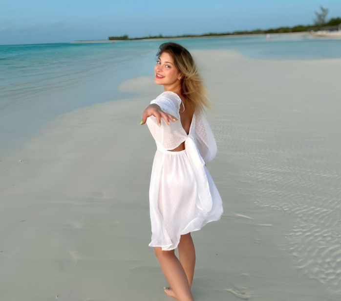 Изящная и утонченная, Алена Косторная в купальнике на пляже воплощает в себе элегантность и свободу летних дней