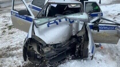     В ходе дорожной аварии в Морозовске погиб 28-летний инспектор ДПС, его 33-летний коллега с травмами госпитализирован в больницу, сообщили в Следственном комитете России по Ростовской области.