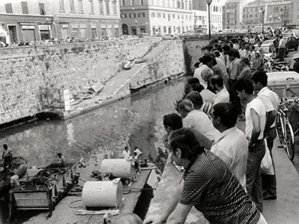 Жители Ливорно в ожидании момента находки. Источник: Google Картинки