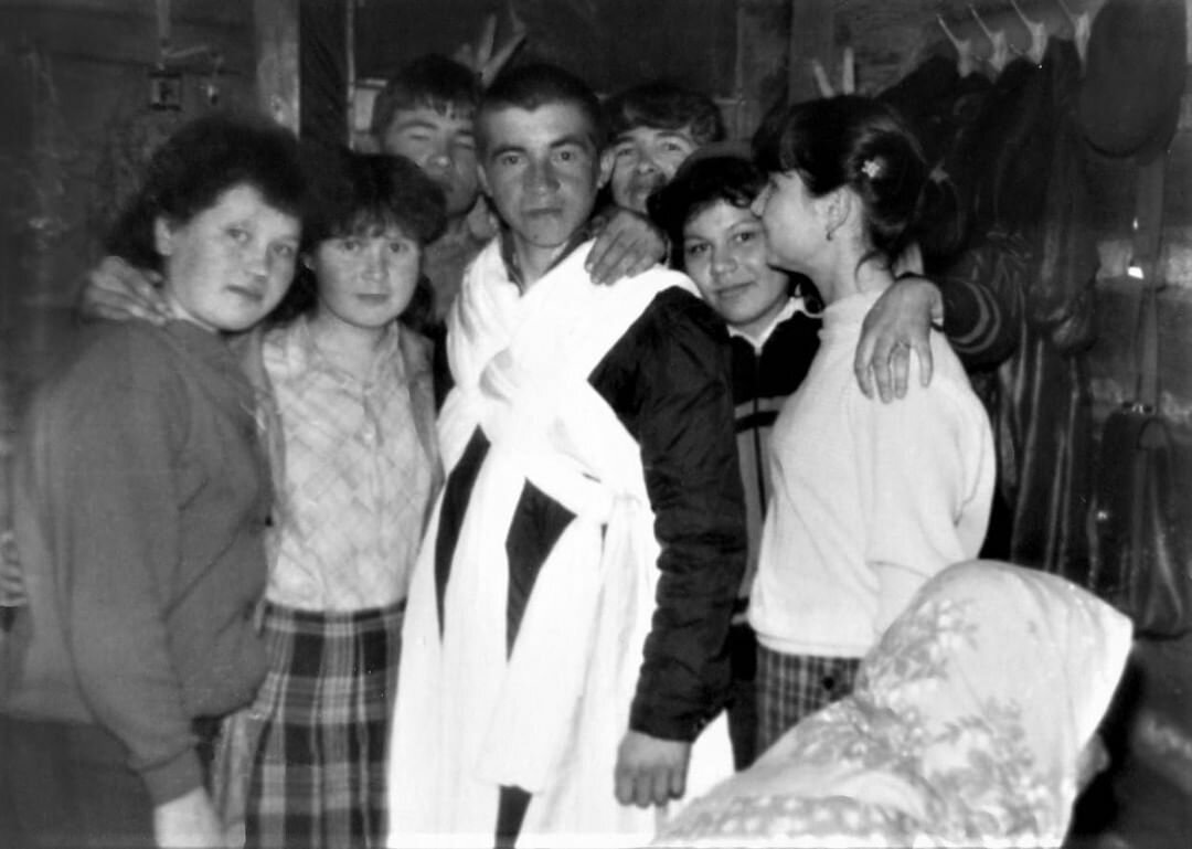 На Вадиме уже несколько полотенец от родственников и друзей.