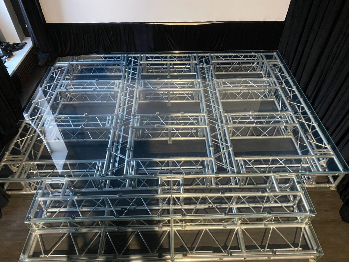 Сцена из стекла