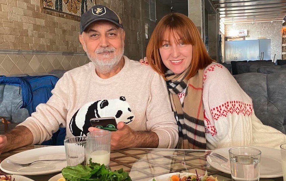     Мехмет Севай и Наталия Севай успели выскочить на улицу и почти не пострадали, но Роман уже два дня безуспешно просит помощи, чтоб вывезти близких в безопасное место.