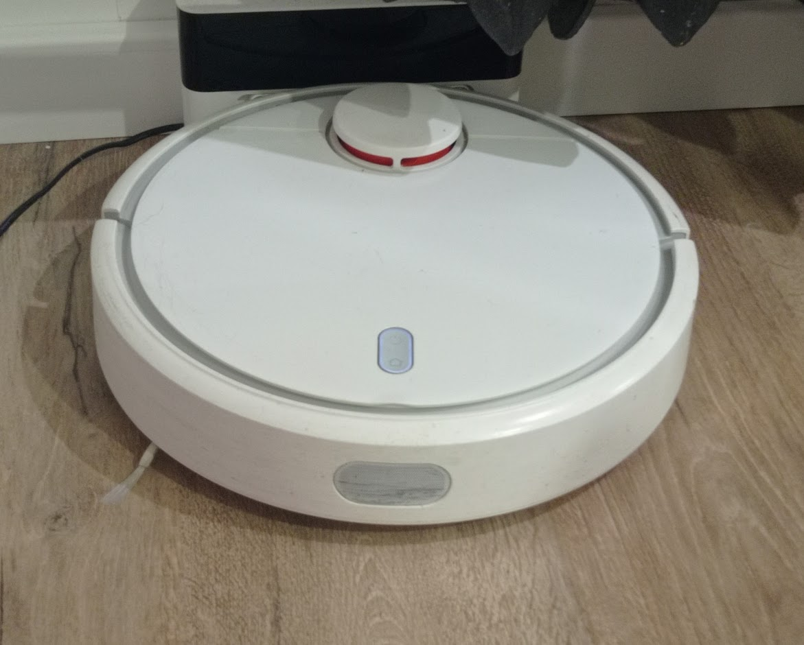 Как подключить робот пылесос к сети. Робот-пылесос Xiaomi mi Robot Vacuum упаковка. Как подключить робот пылесос к Марусе. Робот-пылесос Xiaomi mi Robot Vacuum как лежит в коробке. Как подключить робот пылесос Xiaomi если не в сети.