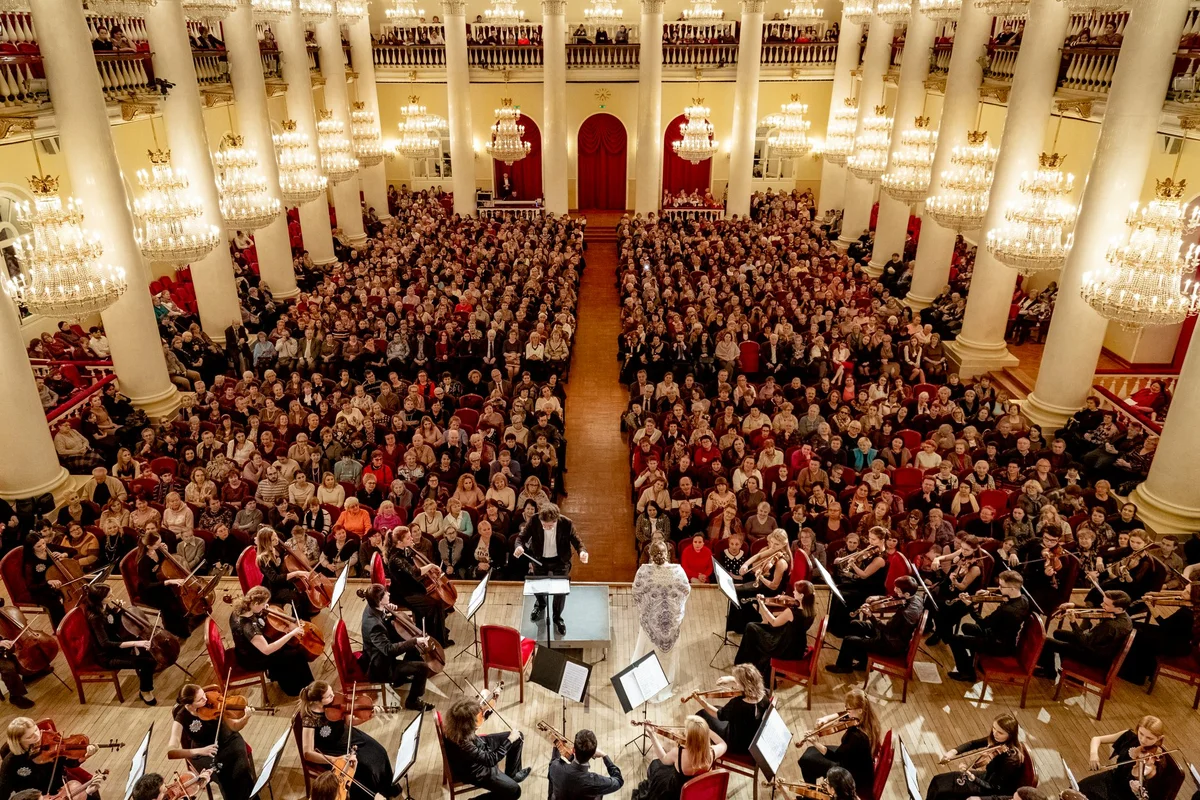 Nella musica. Филармония оркестр СПБ Чайковский. Колонный зал филармонии. Зал для симфонического оркестра. Симфонический оркестр в большом зале.