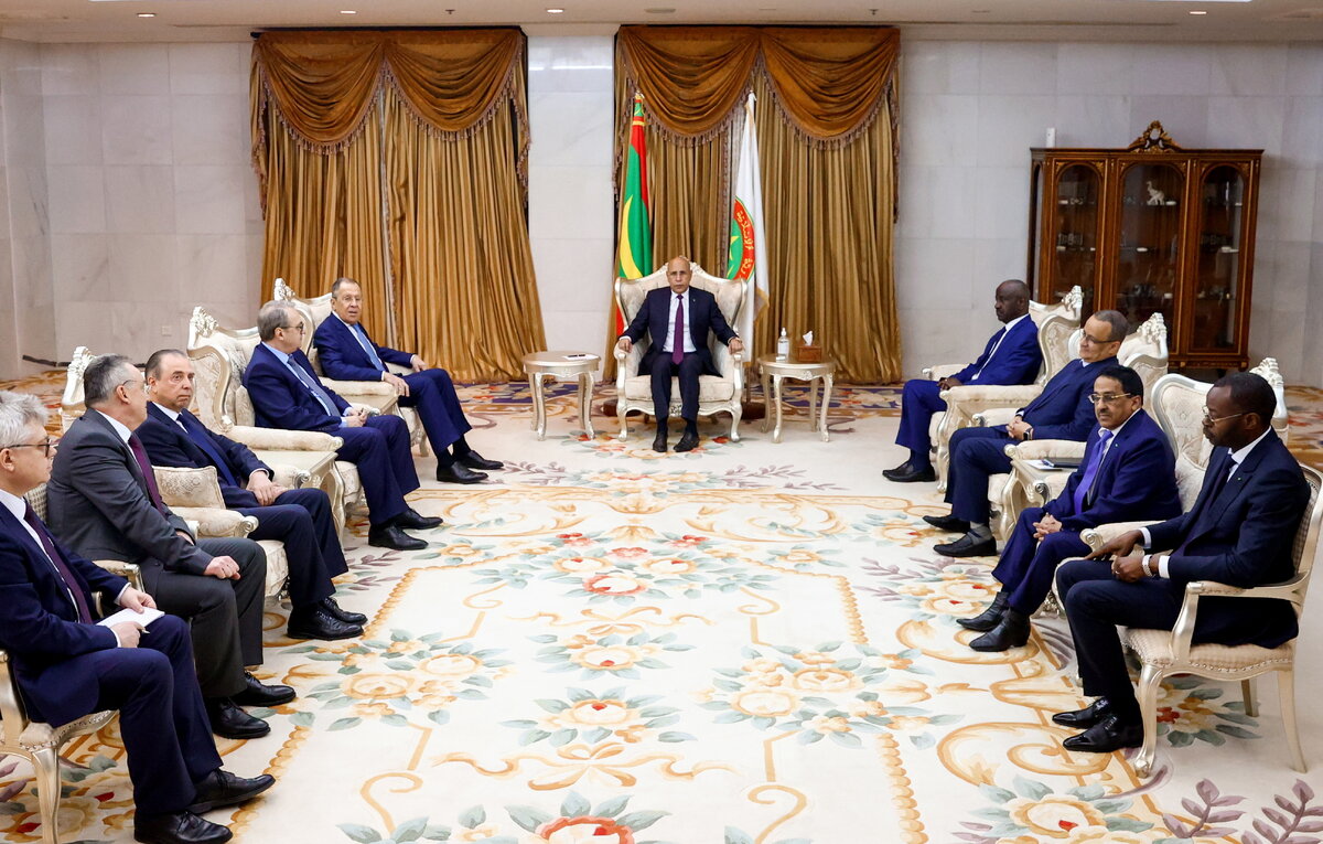    Министр иностранных дел РФ Сергей Лавров (пятый слева) и президент Мавритании Мохамед ульд Газвани (в центре)  Пресс-служба МИД РФ/ТАСС