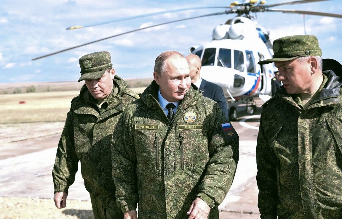 Из открытых источников в интернете. В.Путин и руководство российской армии.