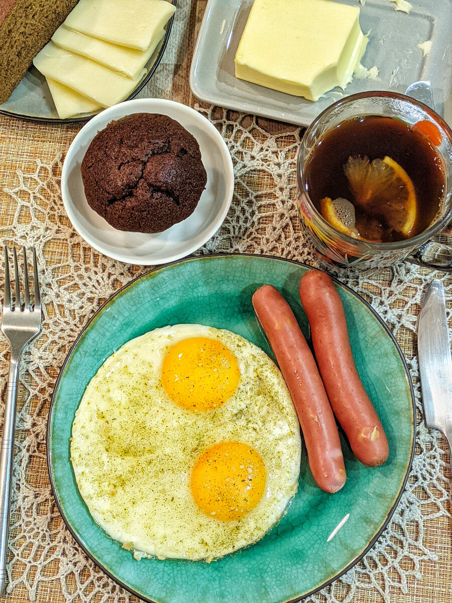Глазунья, сосиски, бутерброд с сыром, кекс, кофе
