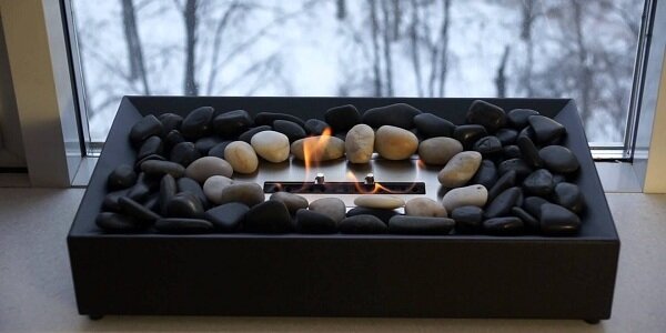 Если мало солнца, понадобится много светильников. Например, скандинавы часто ставят осветительные приборы на подоконники, компенсируя дефицит солнечного света.