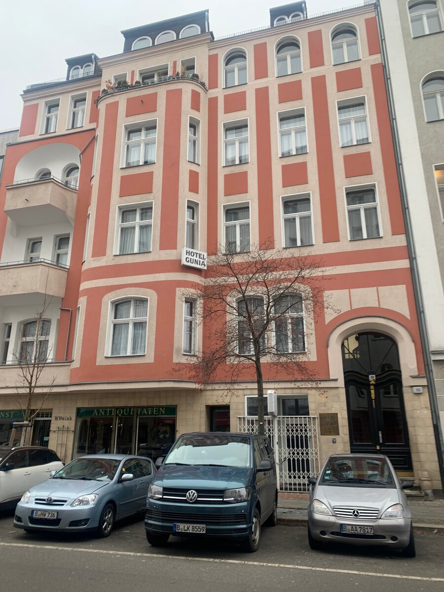 Вывеска отеля неброская, скромная: если не нашли - ищите в центре кадра примерно