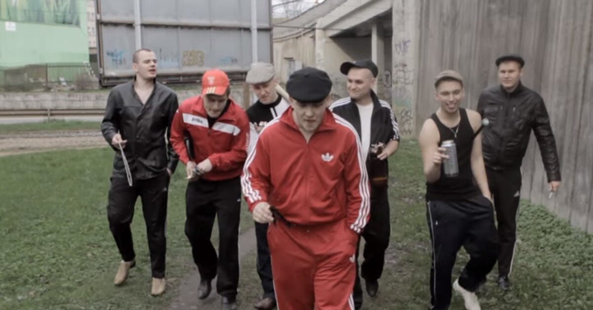 Группировка гопников. Гопники на районе. Толпа гопников. Гопота на районе. Пацаны с района.