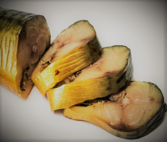 На фото вид готовой соленой скумбрии с холодным копчением.