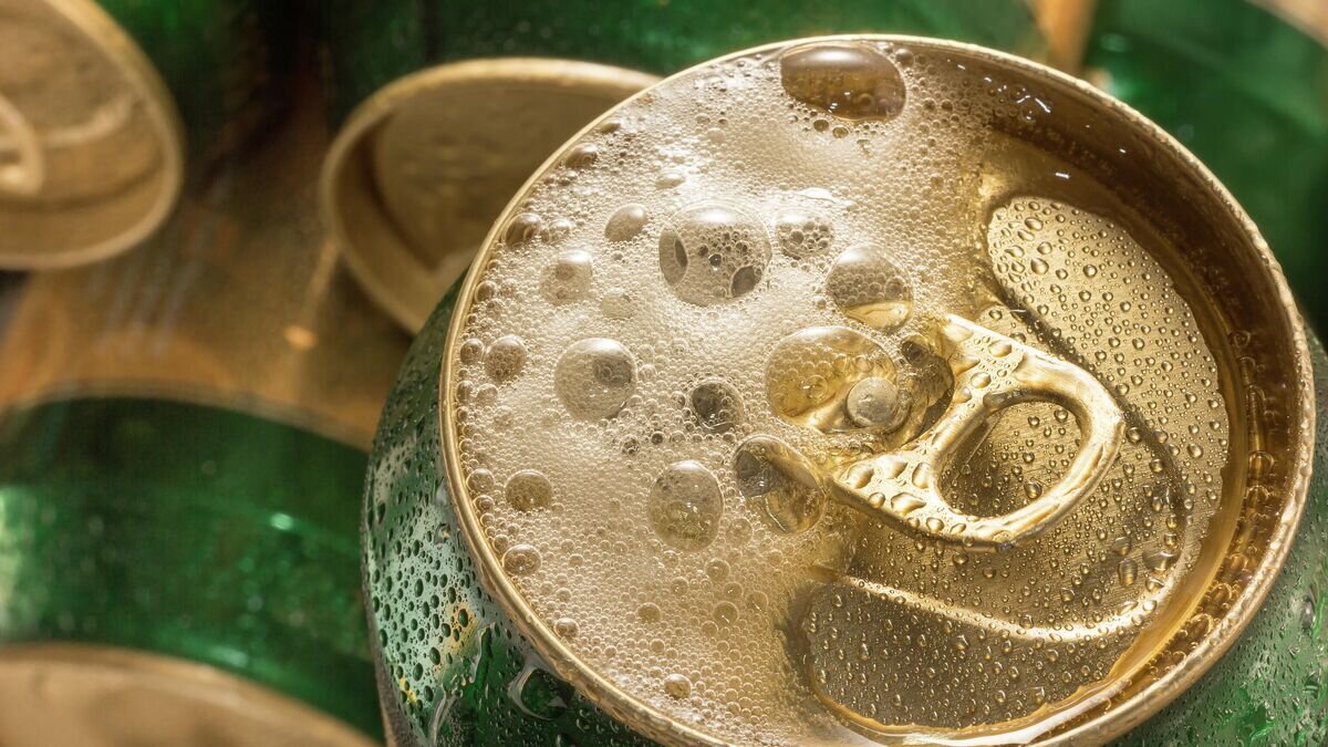    Открытая пивная банка © Depositphotos.com / nayneung1