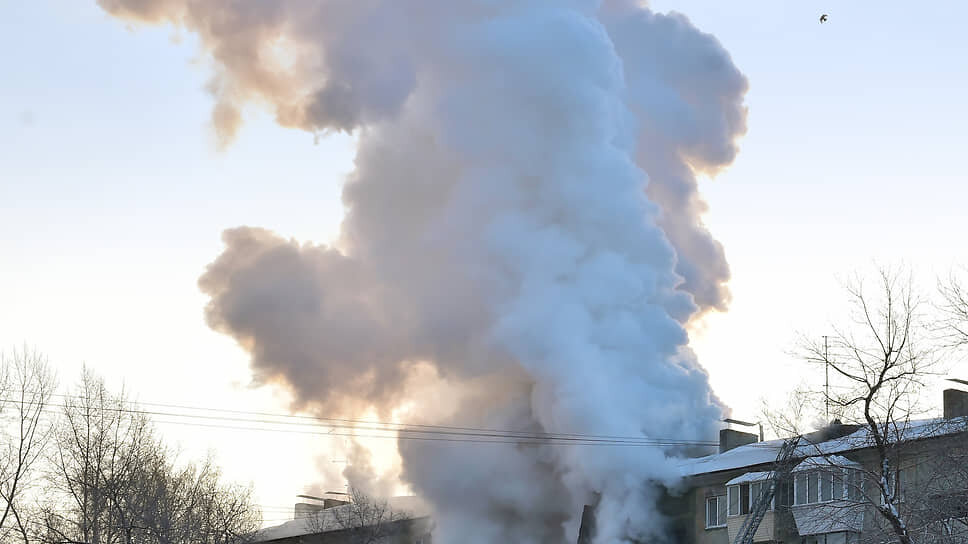 Фото: Влад Некрасов / Коммерсантъ📷Столп дыма над пятиэтажным домом
