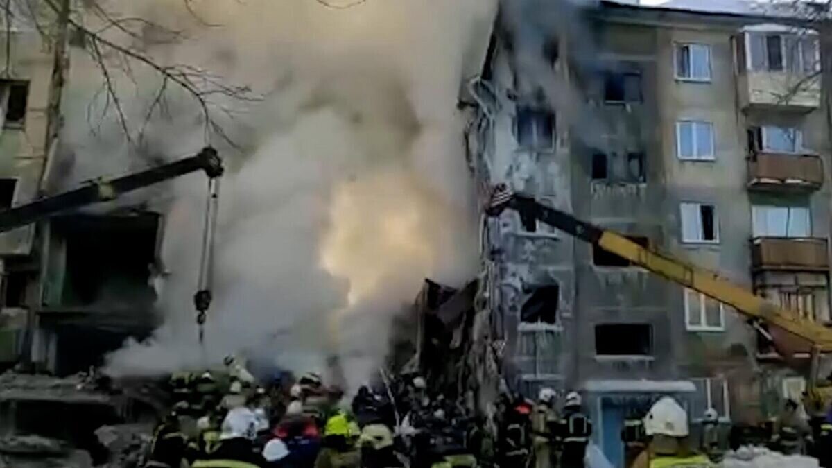    Пустота вместо подъезда и столб дыма: кадры с места ЧП под Новосибирском© МЧС РФ