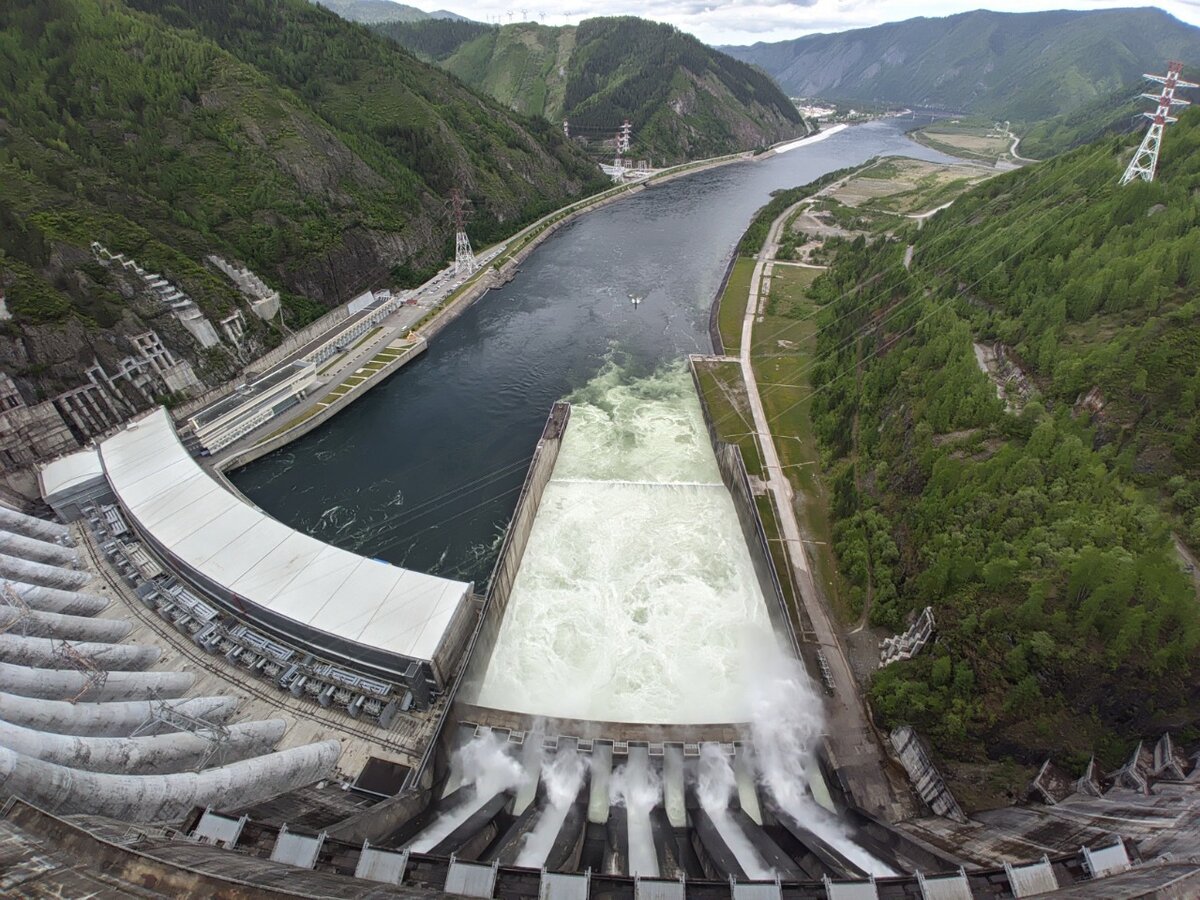 В какой стране крупнейшая гэс. Саяно-Шушенская ГЭС водосброс. Дамба Саяно-Шушенской ГЭС. Гидроэлектростанция Саяно Шушенская. Саяно–Шушенская гидроэлектростанция, Хакасия.