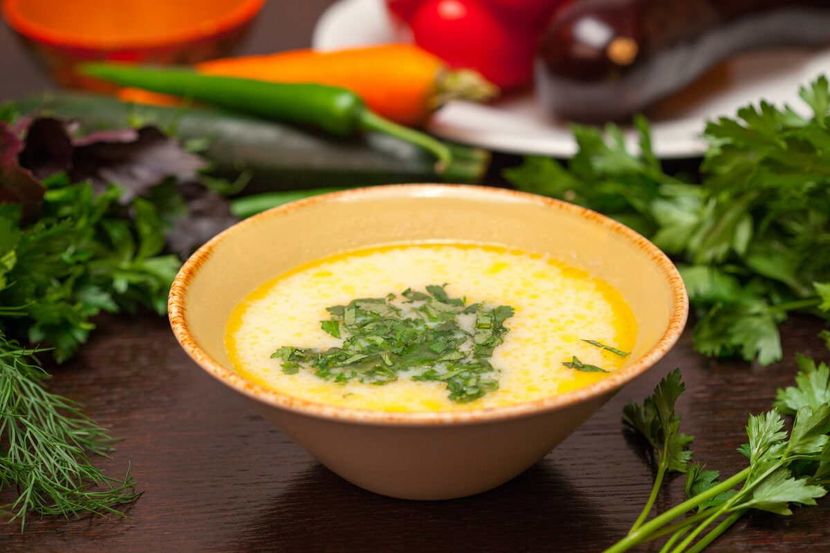 грузинский суп чихиртма. имеретинский шафран чихиртма. суп из курицы по грузински. грузинская кухня чихиртма. суп из курицы по грузински.